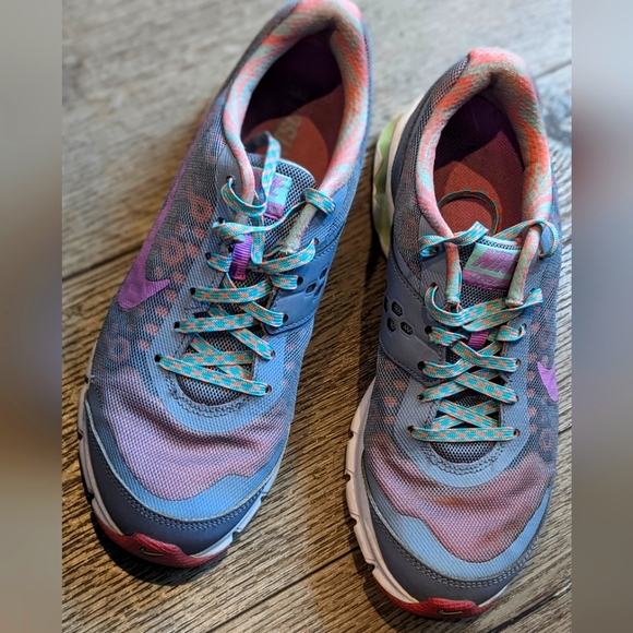 Barely used women's 7.5 Nike running shoes - Picture 3 of 9